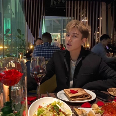 不明显的情侣头像一人一张抖音 好看又不明显的情头合集