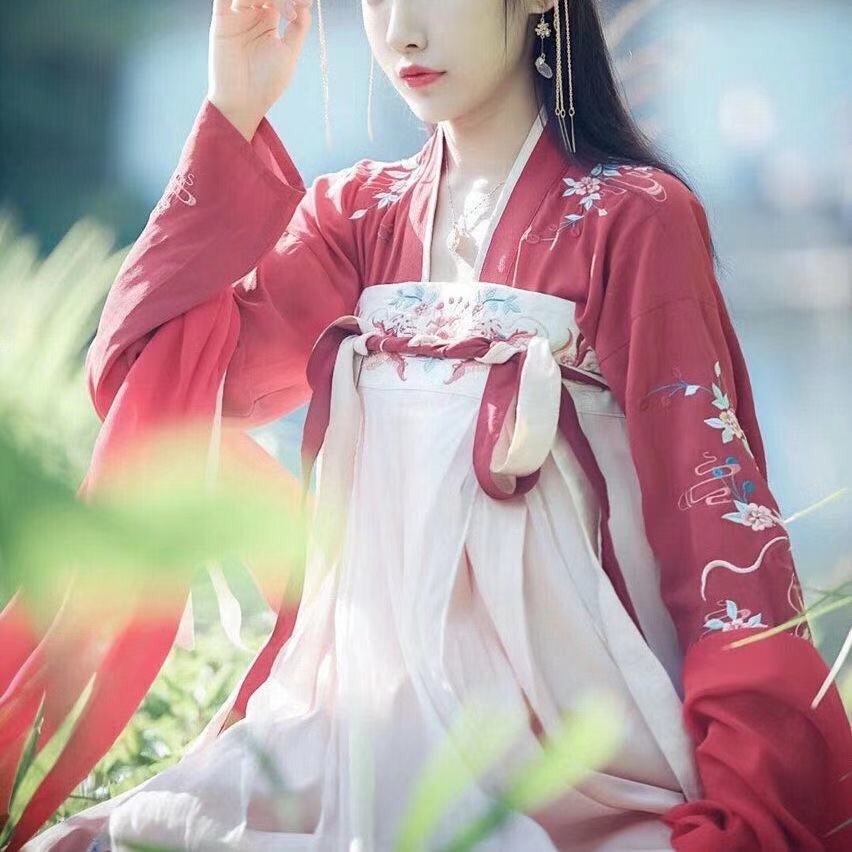 红色女款汉服图片 红色女款汉服图片