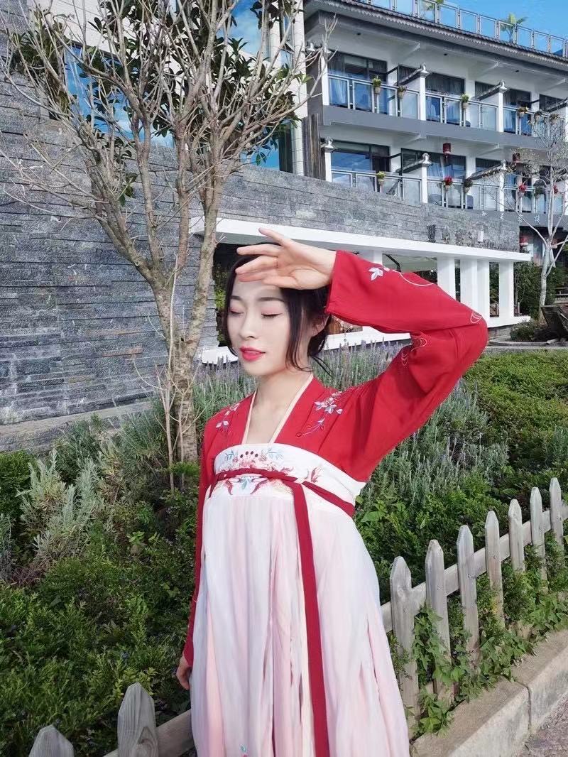 红色女款汉服图片推荐 红色女款汉服图片推荐