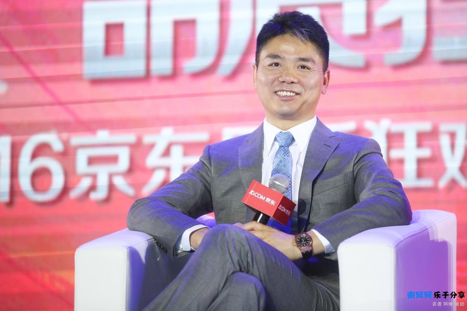 刘强东果然明智,为避免成第二个阿里,选择主动“离场”