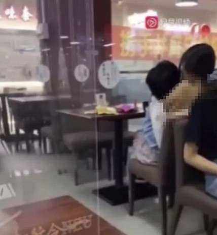 大学食堂情侣脱衣喂奶:不堪入目! 大学食堂情侣脱衣喂奶:不堪入目!