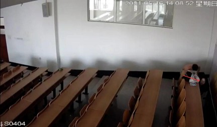 大学食堂情侣脱衣喂奶:不堪入目! 大学食堂情侣脱衣喂奶:不堪入目!