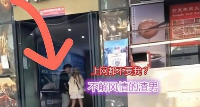网吧门口吵架,一怒之下竟把内裤脱掉! 网吧门口吵架,一怒之下竟把内裤脱掉!