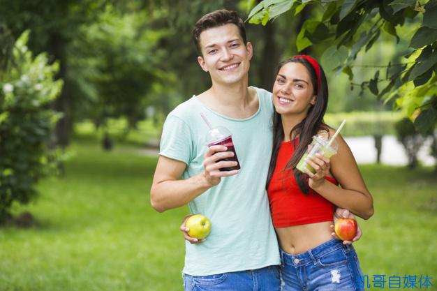 couple-standing-park-holding-healthy-smoothies-apples_23-2147855537.jpg couple-standing-park-holding-healthy-smoothies-apples_23-2147855537.jpg